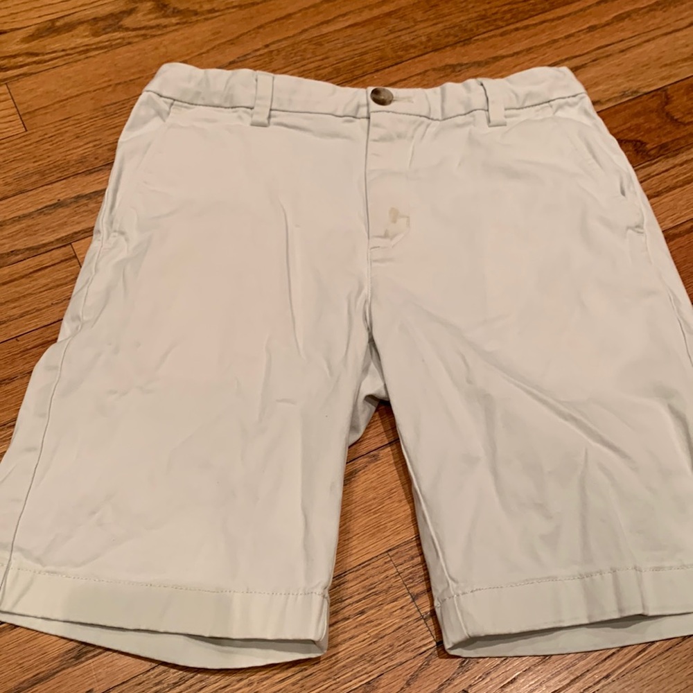 Vineyard vines khaki shorts size 12